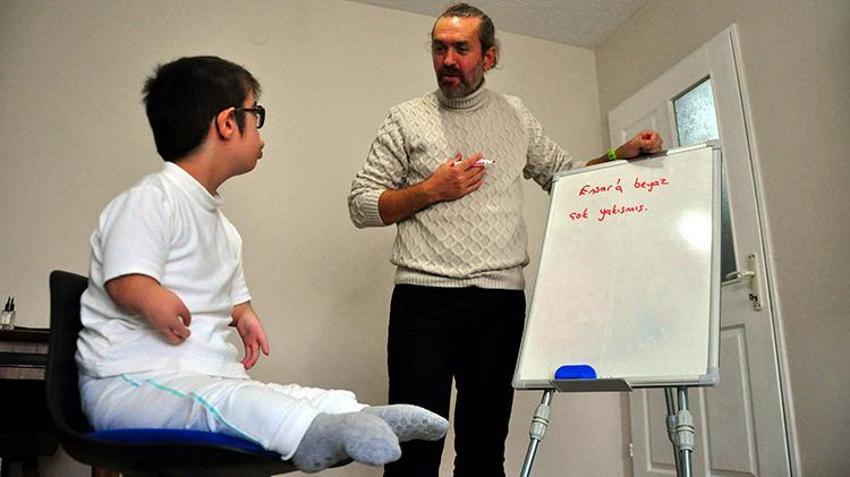 Manisa'da öğretmenler gönüllü olarak Roberts hastası Muhammed'e evinde eğitim veriyor 