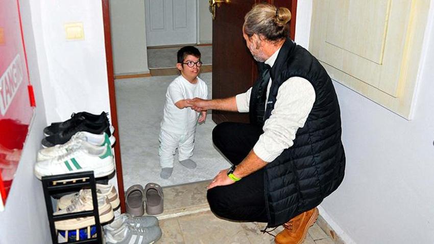 Manisa'da öğretmenler gönüllü olarak Roberts hastası Muhammed'e evinde eğitim veriyor 