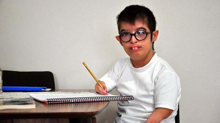 Manisa'da öğretmenler gönüllü olarak Roberts hastası Muhammed'e evinde eğitim veriyor 