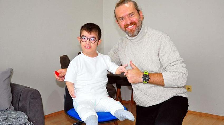 Manisa'da öğretmenler gönüllü olarak Roberts hastası Muhammed'e evinde eğitim veriyor 