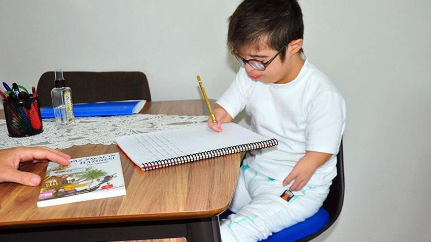 Manisa'da öğretmenler gönüllü olarak Roberts hastası Muhammed'e evinde eğitim veriyor 