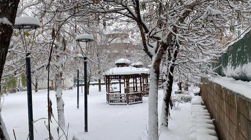 Lapa lapa kar yağışı batıya ilerliyor, 15 yıldır böylesi görülmedi! Dondurucu soğuk bastıracak, kar günlerce yerde kalacak 