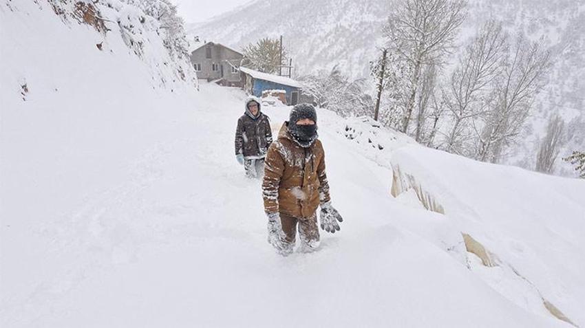 Lapa lapa kar yağışı batıya ilerliyor, 15 yıldır böylesi görülmedi! Dondurucu soğuk bastıracak, kar günlerce yerde kalacak 
