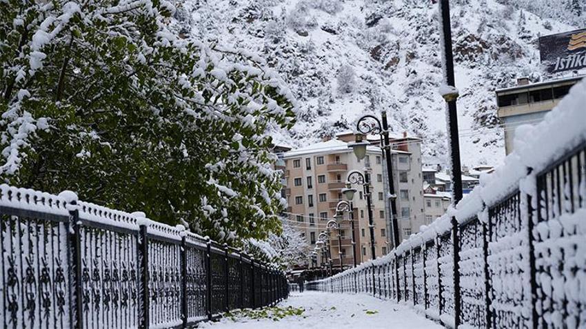 Lapa lapa kar yağışı batıya ilerliyor, 15 yıldır böylesi görülmedi! Dondurucu soğuk bastıracak, kar günlerce yerde kalacak 