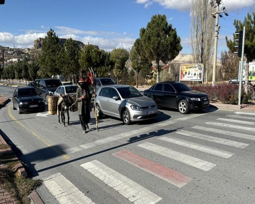 Taş ustası Nevşehirli Hasan gezgin oldu! 29 şehri eşeği ve kuş tüyü şapkasıyla gezdi
