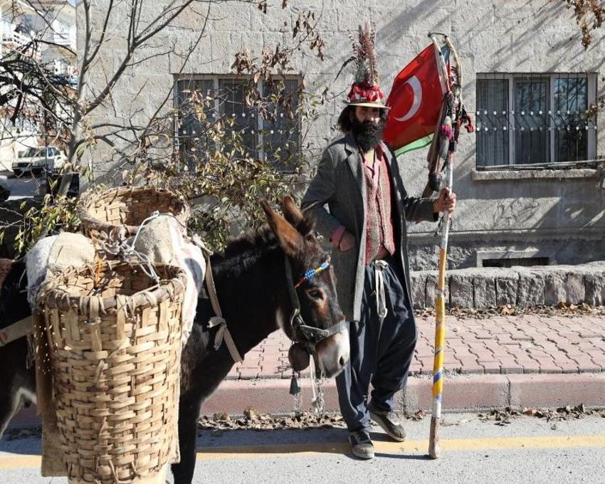 Taş ustası Nevşehirli Hasan gezgin oldu! 29 şehri eşeği ve kuş tüyü şapkasıyla gezdi
