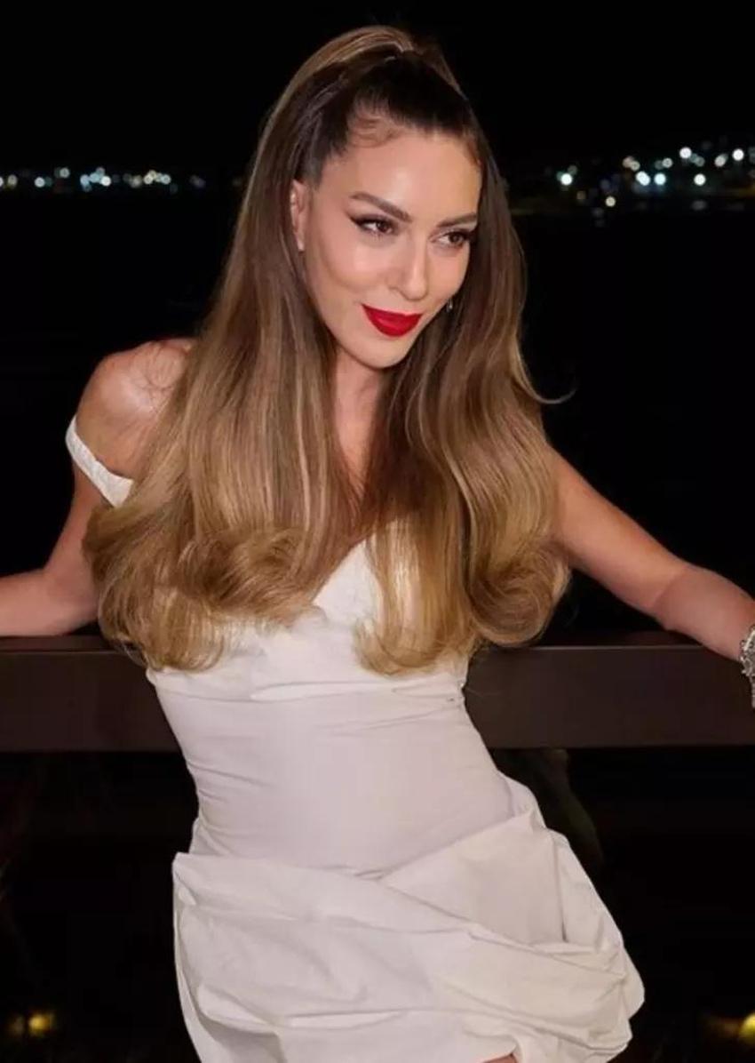 Sinem Kobal mini elbisesiyle göz doldurdu! Estetik yüzünden okundu
