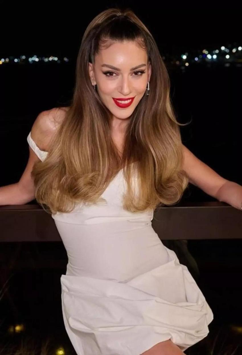 Sinem Kobal mini elbisesiyle göz doldurdu! Estetik yüzünden okundu
