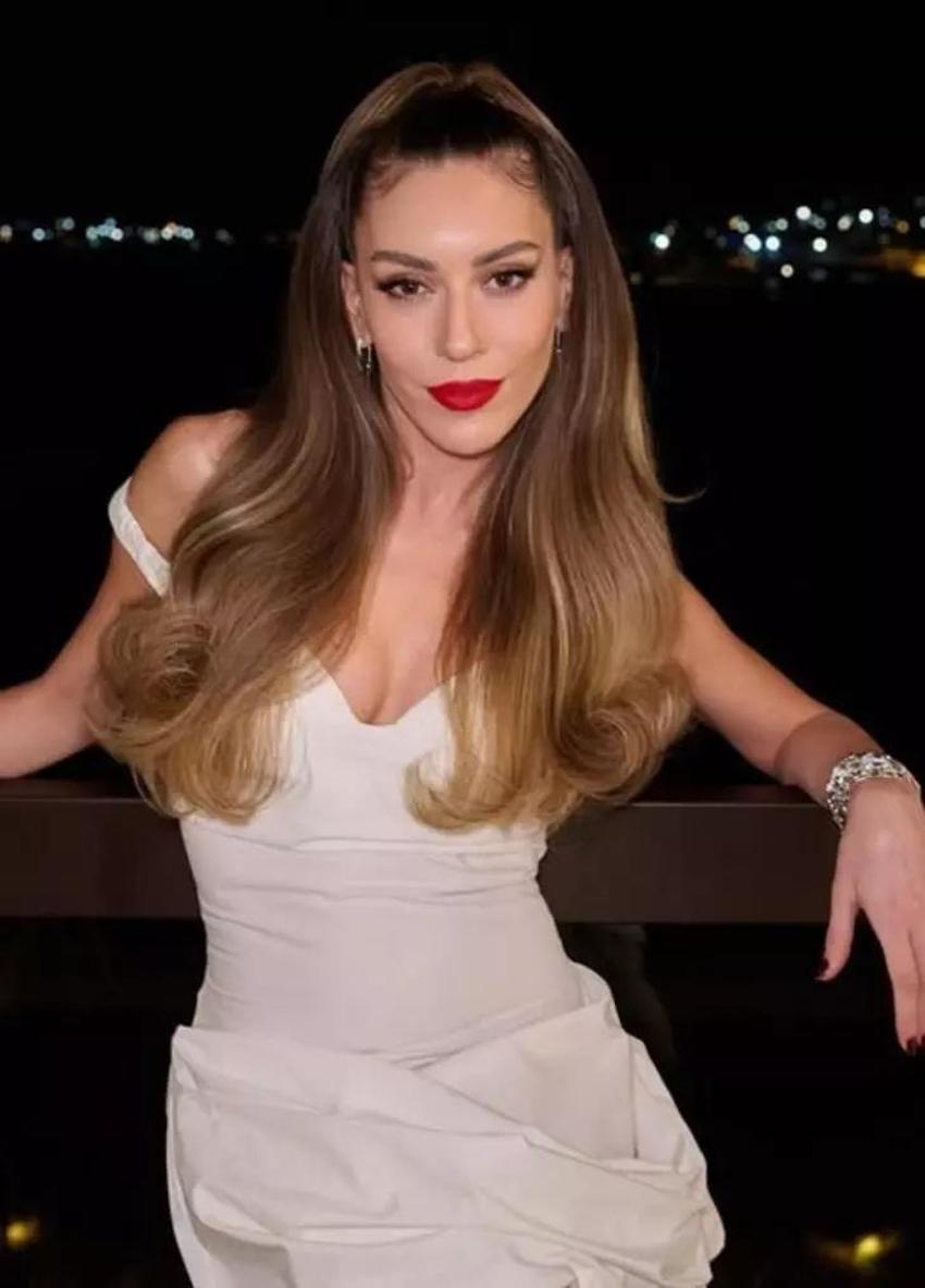 Sinem Kobal mini elbisesiyle göz doldurdu! Estetik yüzünden okundu
