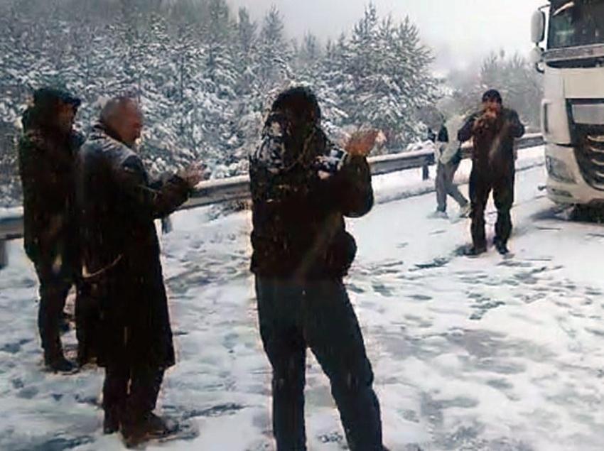 Karda mahsur kalınca halay çekmeye başladılar!