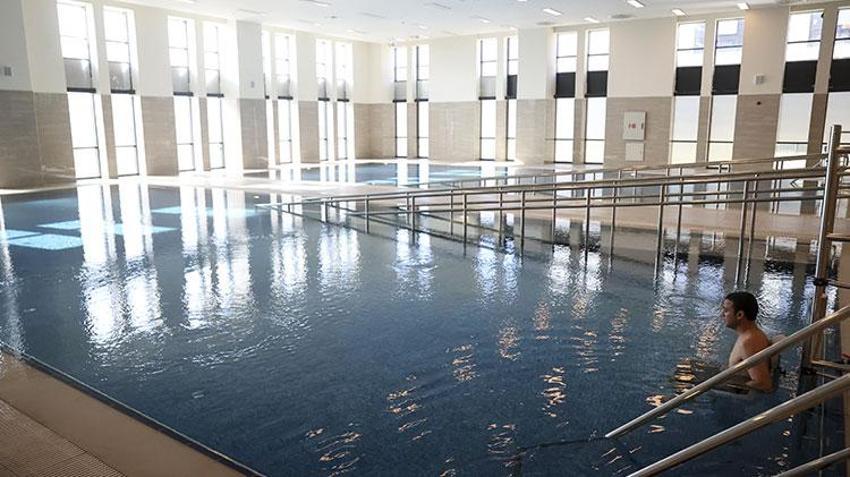 Gaziantep Şehir Hastanesi'nde otel konforunda hidroterapi tedavisi uygulanıyor