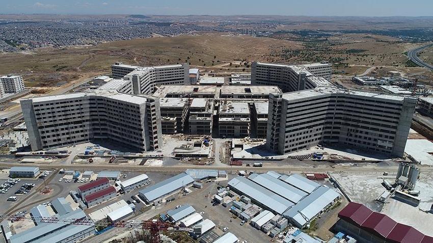 Gaziantep Şehir Hastanesi'nde otel konforunda hidroterapi tedavisi uygulanıyor