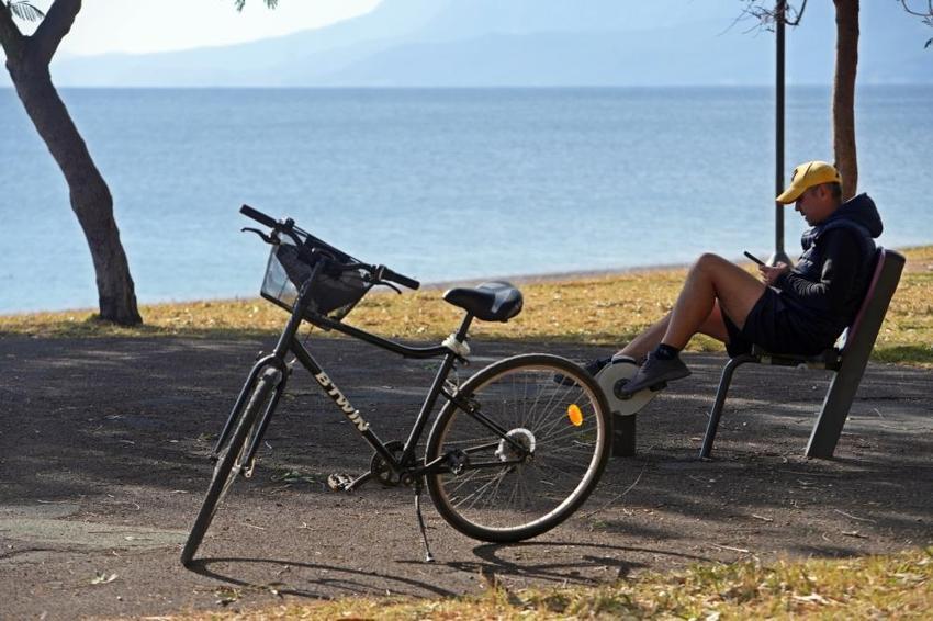 Antalya'da plaja gelen vatandaşlar montları çıkarıp denize girdiler 