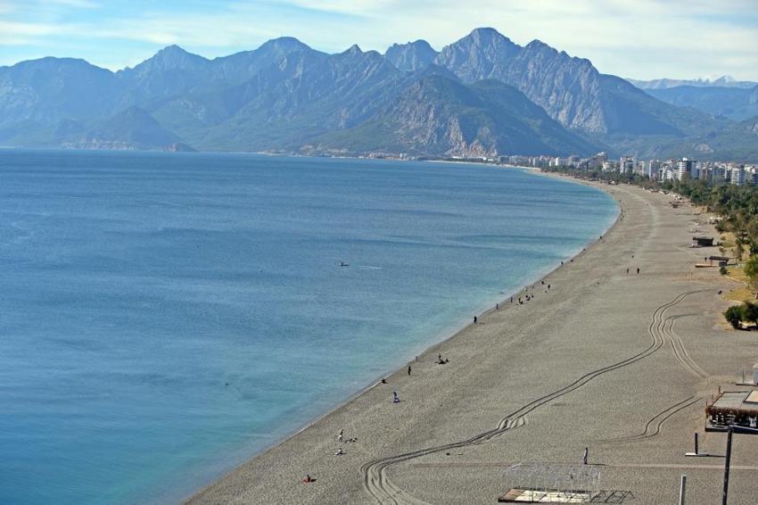 Antalya'da plaja gelen vatandaşlar montları çıkarıp denize girdiler 
