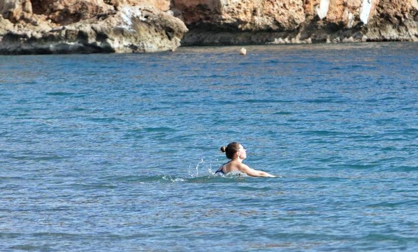 Antalya'da plaja gelen vatandaşlar montları çıkarıp denize girdiler 