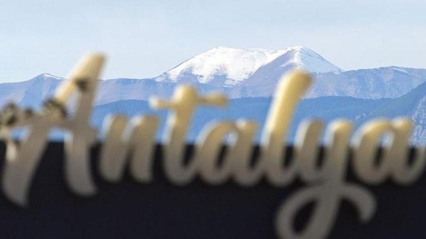 Antalya'da plaja gelen vatandaşlar montları çıkarıp denize girdiler 