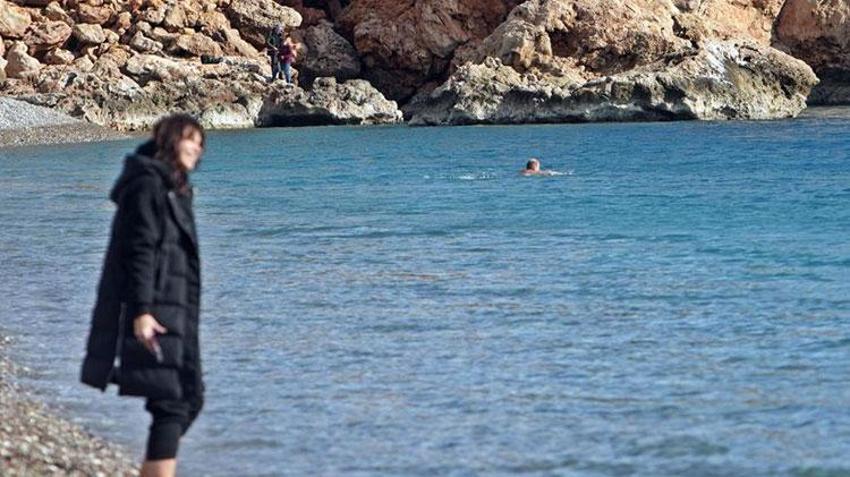 Antalya'da plaja gelen vatandaşlar montları çıkarıp denize girdiler 