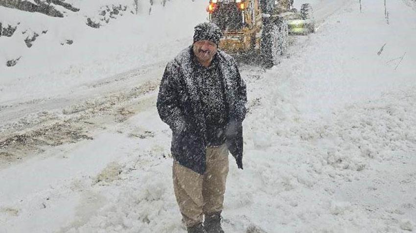 Lapa lapa yağan karı görenlere oraya koştu! Yolu açık tutmaya çalışan ekipler zor anlar yaşadı 