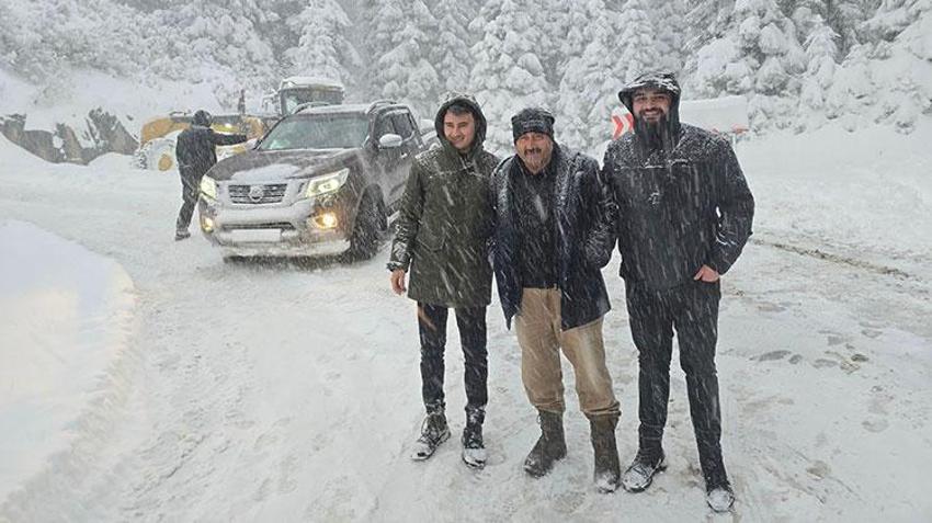 Lapa lapa yağan karı görenlere oraya koştu! Yolu açık tutmaya çalışan ekipler zor anlar yaşadı 
