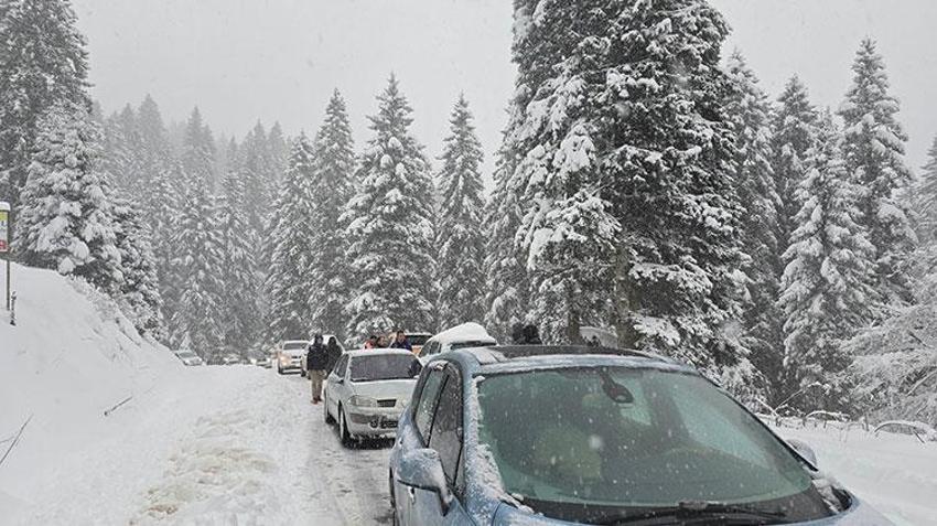 Lapa lapa yağan karı görenlere oraya koştu! Yolu açık tutmaya çalışan ekipler zor anlar yaşadı 
