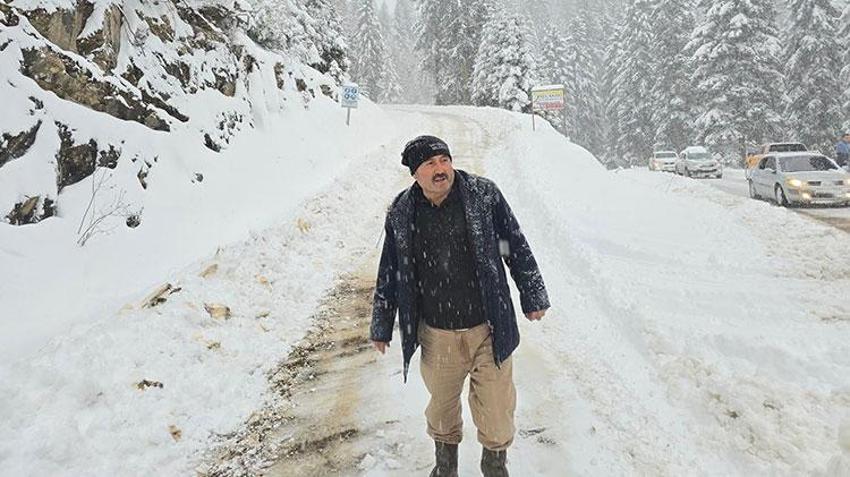 Lapa lapa yağan karı görenlere oraya koştu! Yolu açık tutmaya çalışan ekipler zor anlar yaşadı 