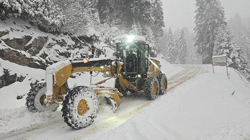 Lapa lapa yağan karı görenlere oraya koştu! Yolu açık tutmaya çalışan ekipler zor anlar yaşadı 