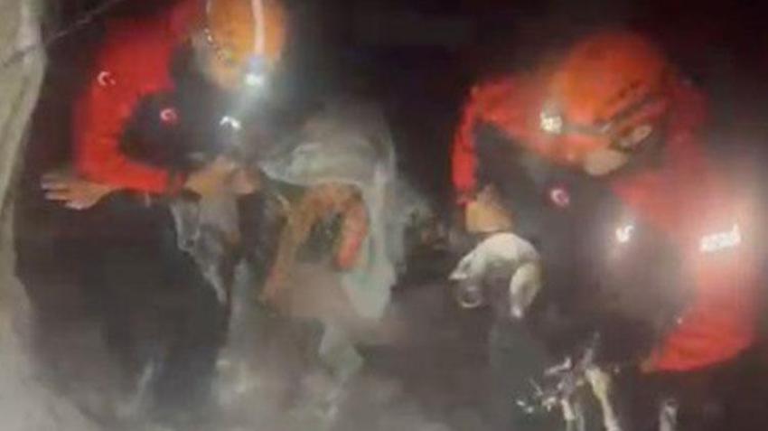 Antalya'da yayladan gelen yaşlı çift karda mahsur kaldı! AFAD kurtarmaya gittiğinde kadın tavuk ve kuzularına sarılmıştı