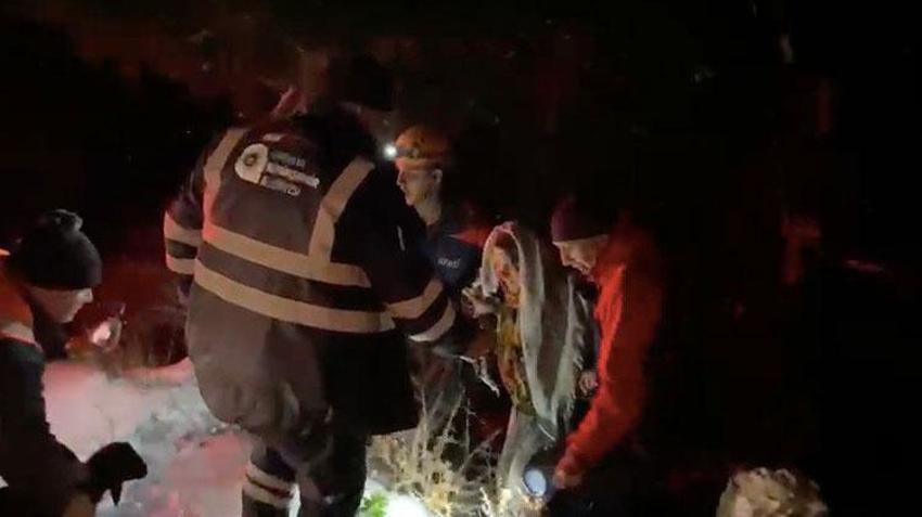Antalya'da yayladan gelen yaşlı çift karda mahsur kaldı! AFAD kurtarmaya gittiğinde kadın tavuk ve kuzularına sarılmıştı
