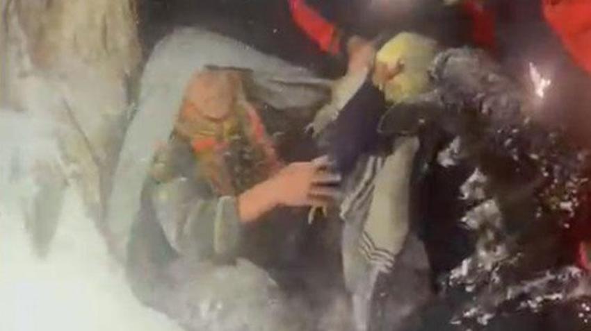 Antalya'da yayladan gelen yaşlı çift karda mahsur kaldı! AFAD kurtarmaya gittiğinde kadın tavuk ve kuzularına sarılmıştı