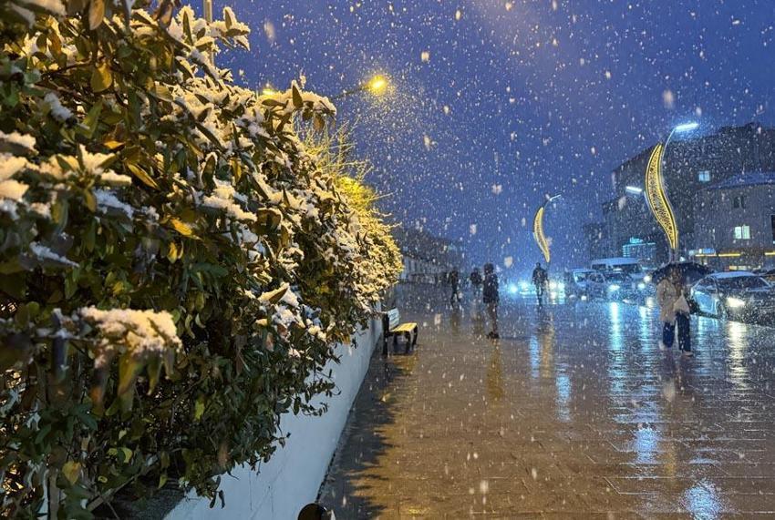Lapa lapa yoğun kar yağışı yurdu etkisi altına alıyor! Meteoroloji bölgeleri ve şehirleri tek tek uyardı