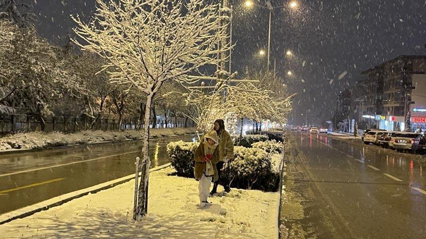 Lapa lapa yoğun kar yağışı yurdu etkisi altına alıyor! Meteoroloji bölgeleri ve şehirleri tek tek uyardı