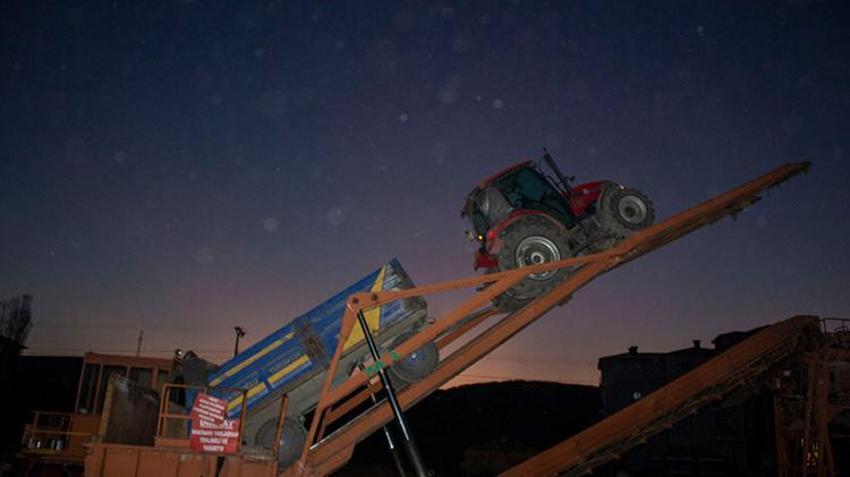 Kars'ta soğuk havada pancar mesaisi! Çiftçiler kar bastırmadan toplamak için zamanla yarışıyor