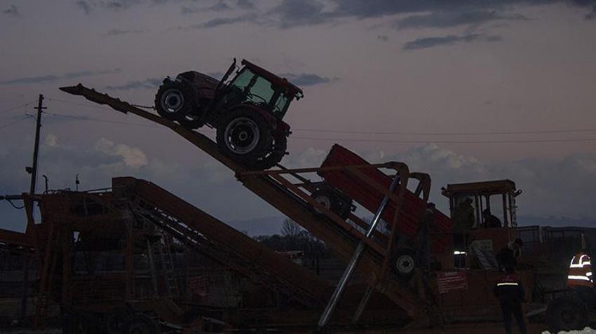 Kars'ta soğuk havada pancar mesaisi! Çiftçiler kar bastırmadan toplamak için zamanla yarışıyor