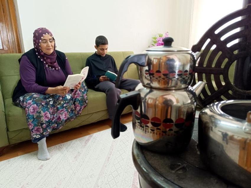 Bu ilçede her akşam 20 dakika hayat duruyor! Genci yaşlısı kitap okuyor