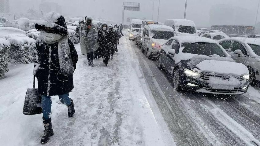 Sıcaklık değişmiyor, hava kar topluyor! Meteoroloji saat saat uyardı: 3 ilde bu kez kuvvetli geliyor