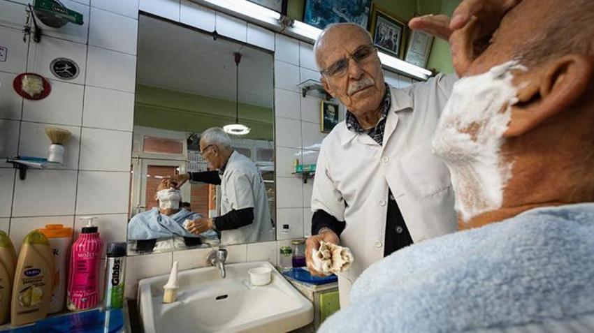 Ödemiş'te ömrünü berberliğe adamış bir hayat! 'Bir daha dünyaya gelsem yine berber olurum'