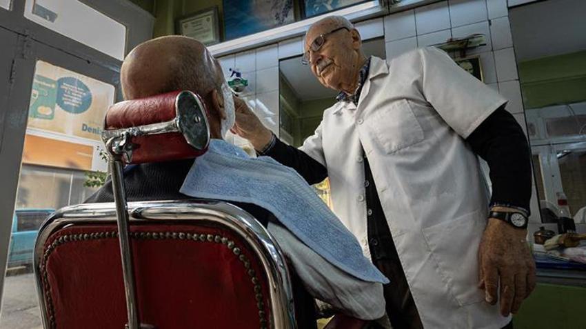 Ödemiş'te ömrünü berberliğe adamış bir hayat! 'Bir daha dünyaya gelsem yine berber olurum'