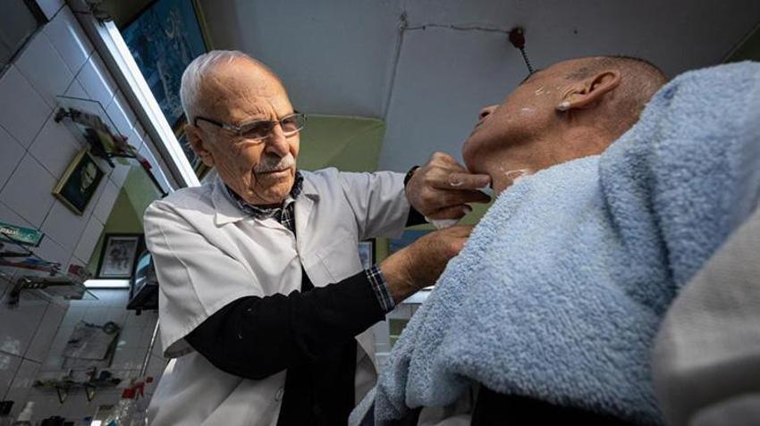 Ödemiş'te ömrünü berberliğe adamış bir hayat! 'Bir daha dünyaya gelsem yine berber olurum'