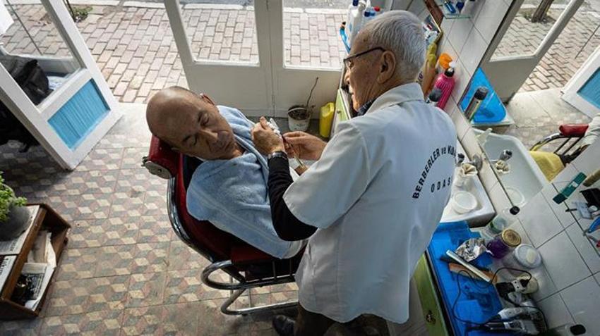 Ödemiş'te ömrünü berberliğe adamış bir hayat! 'Bir daha dünyaya gelsem yine berber olurum'
