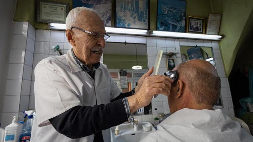 Ödemiş'te ömrünü berberliğe adamış bir hayat! 'Bir daha dünyaya gelsem yine berber olurum'