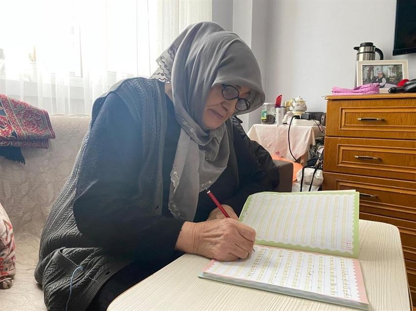 Babasının kurbanı oldu! 81 yaşında hayalini gerçekleştirdi
