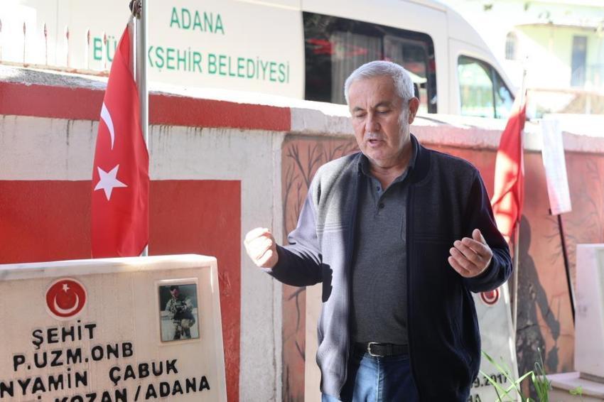 Şehit olan oğlunun kabrinin başından bir gün olsun ayrılmıyor