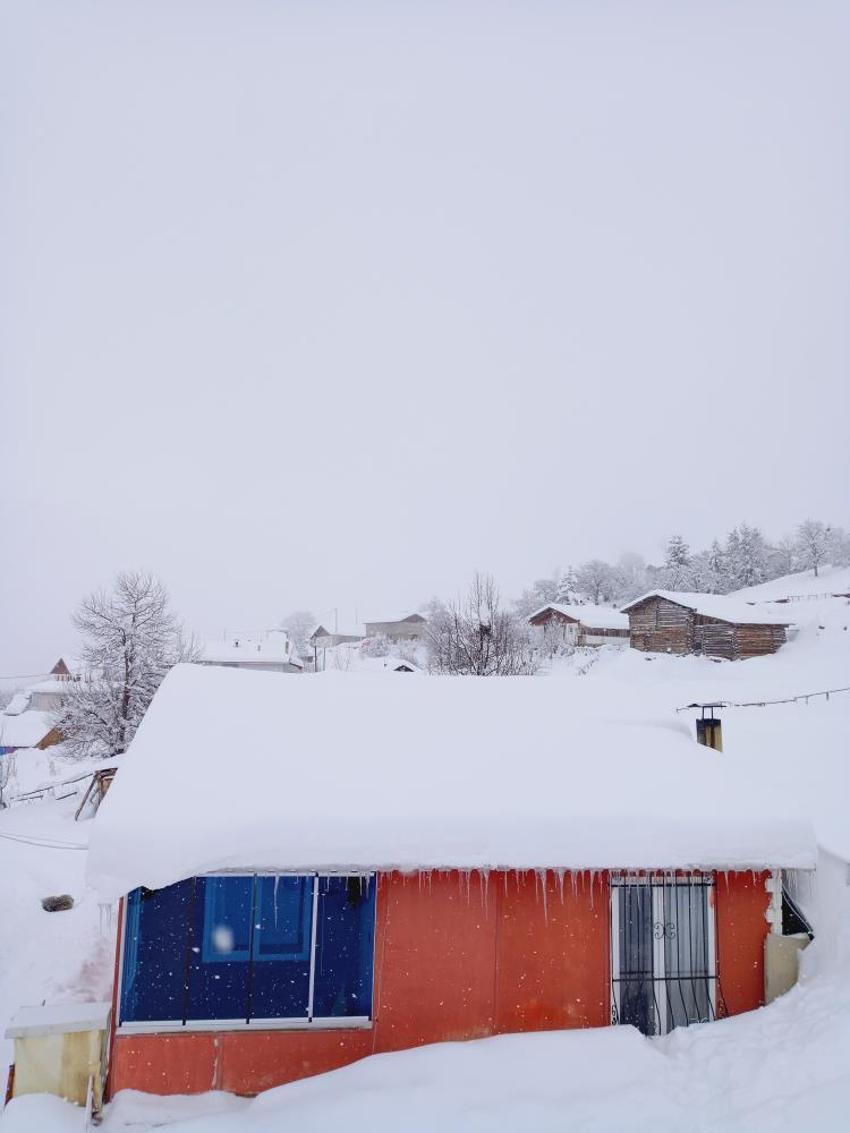 Doğu'da yoğun kar yağışı hayatı olumsuz etkiledi! Köylülerin kar temizleme mesaisi başladı