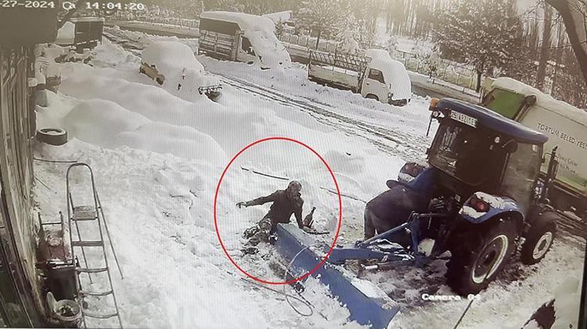 Doğu'da yoğun kar yağışı hayatı olumsuz etkiledi! Köylülerin kar temizleme mesaisi başladı