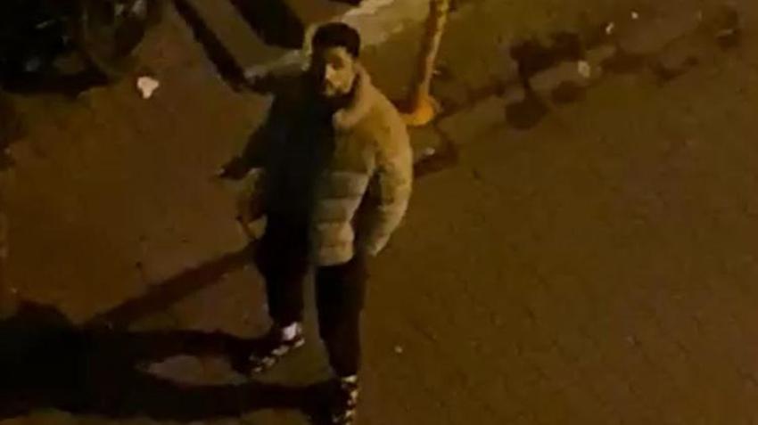 Kağıthane'de uzaklaştırma kararı verilen eski sevgili kapının önüne gelerek cama taş attı!