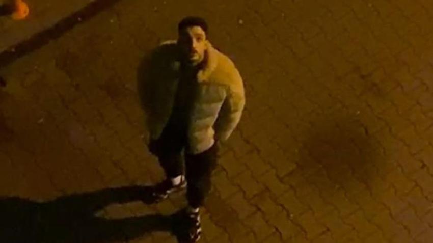 Kağıthane'de uzaklaştırma kararı verilen eski sevgili kapının önüne gelerek cama taş attı!