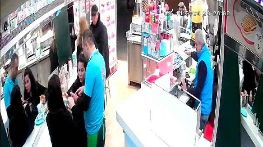 Taksim'de ilginç olay: Hesabı ödememek için tabağına saç koydu! O anlar kamerada