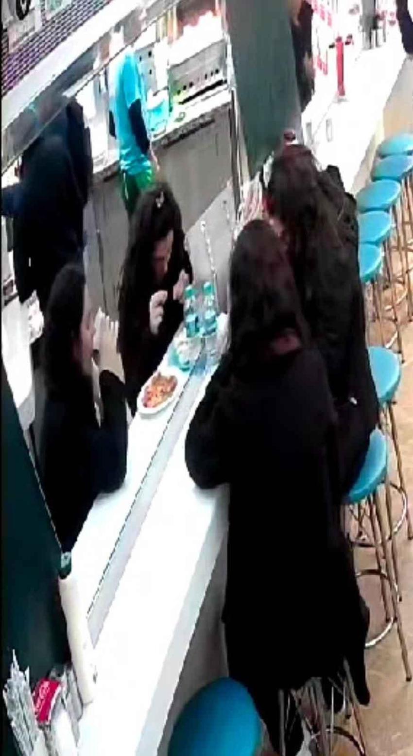 Taksim'de ilginç olay: Hesabı ödememek için tabağına saç koydu! O anlar kamerada