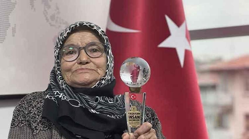 130 yıllık dokuma tezgahında kumaş dokuyor! Konyalı dokuma ustası ilerleyen yaşına rağmen üretme devam ediyor