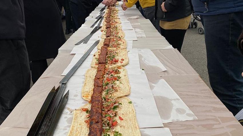 Adana lezzetleri Ankaralılara ikram edildi! 106 metre uzunluğunda Adana Kebap sergilendi